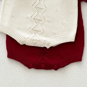Comoda tutina neonato in maglia con grazioso motivo a rombi, morbida per autunno e inverno.
