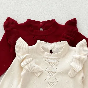 Dettaglio in primo piano del maglione in maglia per neonato con volant e colletto delicato