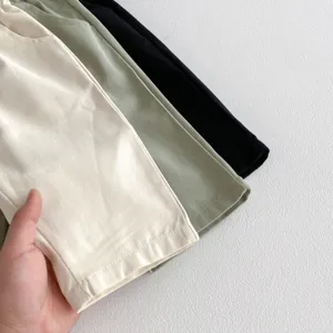 Nahaufnahme des Stoffes und der feinen Nähte von Freizeithosen für Kinder aus weicher Baumwolle.