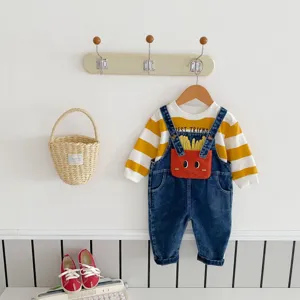 Baby Jeans Latzhose Set mit niedlicher Pommes Tasche, Detailansicht fruehling Kleidung.