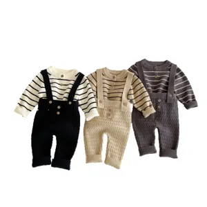 Set maglione e salopette in maglia per neonato, top a righe girocollo con pantaloni.