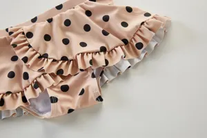Schattig detail van peuter badpak met stippen, mooie ruches en zachte stof textuur.