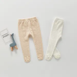 Joli collant en tricot pour bébé fille avec détails floraux, idéal pour l'automne.