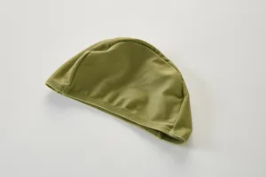 Elastische effen badmuts met gladde stof en nette stiksels voor watersporten en zwemactiviteiten.
