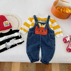 Kleinkind Baby Jeans Latzhose Set mit gestreiftem Langarmshirt, süßes Frühlingsoutfit.