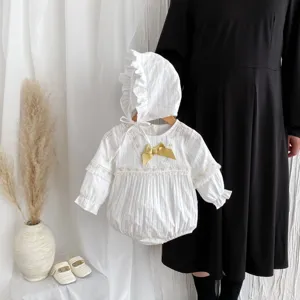 Adorable combinaison en dentelle blanche pour bébé fille avec bonnet et nœud doré, look automne.