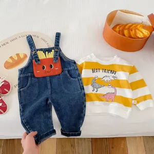 Baby Jeans Latzhose und Dinosaurier Sweatshirt Set, süßes Freizeit Frühlingsoutfit.