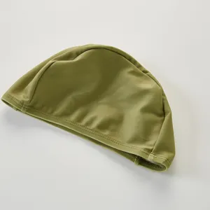 Olijfgroene effen zwemmuts voor zwemmen en watersport, elastische en comfortabele pasvorm.