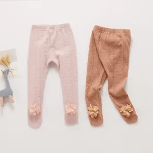 Vue détaillée de charmants collants côtelés pour bébé avec fleurs et tissu très doux.