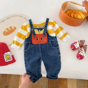 Detailaufnahme der Baby Jeans Latzhose mit niedlicher Pommes Tasche und weichem Stoff.