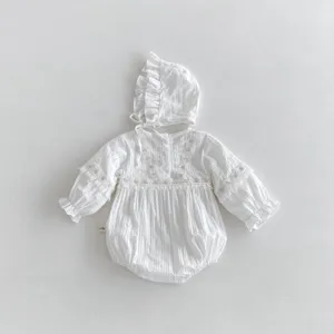Rompie en dentelle blanche pour bébé fille avec bonnet assorti, body à manches longues.