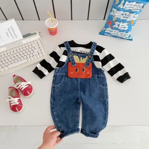 Koreanischer Stil Baby Jeans Latzhose Set mit niedlicher Pommes Tasche und Streifenhirt.