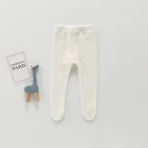 Vue détaillée de collants pour bébé en tricot doux blanc cassé avec de fines rayures.