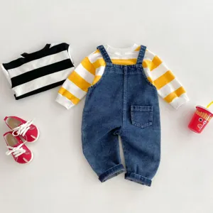 Baby Jeans Latzhose Set mit gestreiftem Shirt und roten Schuhen Flachlegen Detailansicht