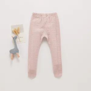Adorable collant rose en tricot torsadé pour bébé, parfait pour une douce saison d'automne.