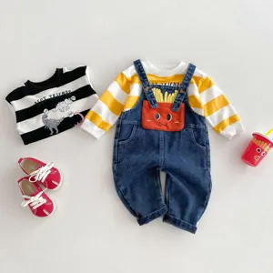 Detailansicht süßes Baby Jeans Latzhose Set mit gestreiftem Langarmshirt und Schuhen.