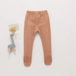 Detail collant bébé en tricot, texture côtelée douce, présentation legging automne pour tout-petit.