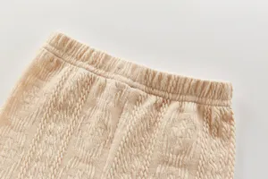 Vue detaillee du collant bebe en maille cotelee douce avec taille elastique pour petits enfants