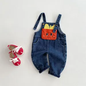Süße Baby Jeans Latzhose Detailansicht mit Pommes Taschen Design für Kleinkinder.