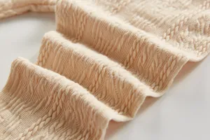 Collants côtelés pour bébé vue rapprochée, détail de leggings en tricot doux pour tout-petit.