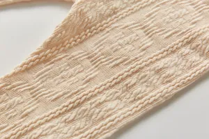 Détail collant tricoté côtelé bébé, legging noué pied beige doux automne nouveau.