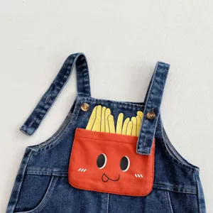 Nahaufnahme der Baby Jeans Latzhose mit niedlicher Pommes Frites Tasche und Knöpfen.