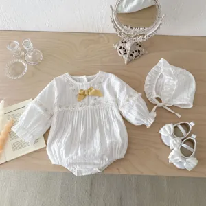 Joli ensemble barboteuse en dentelle pour bébé fille avec bonnet et chaussures, automne.