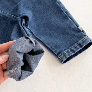 Süße Baby-Jeans im Detail, weiche Kleinkind-Denimhose mit Umschlag, klassisches Blau.