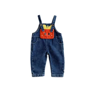 Baby Jeans Latzhose mit süßem Pommes Tasche Design, weicher Strampler für Kleinkinder im Frühling.