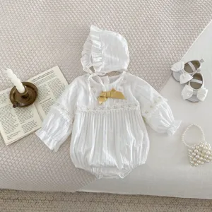 Détail de barboteuse en dentelle blanche pour bébé, joli bonnet et nœud, vêtement doux.