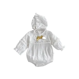 Combinaison bébé fille blanche à capuche avec nœud doré et dentelle, jolie tenue d'automne.