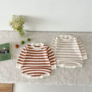 Detailaufnahme von gestreiften Baby Strick Stramplern, gemütliche Herbst Winter Kindermode.