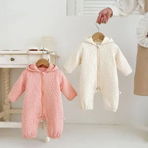 Detalle de mameluco acolchado con capucha para bebé, ropa de invierno cálida para recién nacidos.
