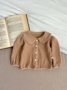 Cárdigan de punto marrón para niña pequeña con cuello blanco contrastante y manga larga