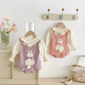 Detailansicht des süßen Baby Mädchen Strick Romper Sets mit Hasen Motiv für den Winter.