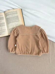 Top de punto de manga larga para bebé niña con cuello de encaje contrastante, camisa casual linda.