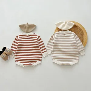Bezaubernder Neugeborener Baby Strick Strampler gestreift mit passender Mütze und Schuhen Set.