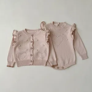 Bezauberndes Strickjacken und Strampler Set für Babys mit süßem Herzchenmuster Rüschen.