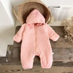 Vista detallada de mameluco acolchado rosa para bebé con capucha, enterito cálido.