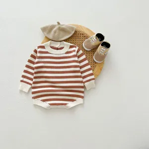 Baby Strick-Streifen-Romper Set mit Barette und Schuhen für Herbst und Winter Neugeborene.