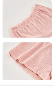 Primo piano dettagliato della vita e dell'orlo dei pantaloncini rosa in cotone a coste.