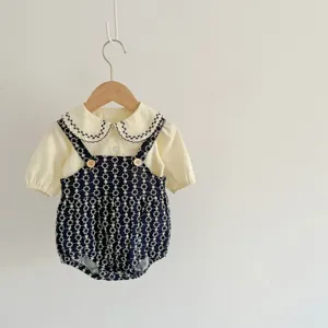 Detailansicht Baby Zweiteiler, süßes besticktes Kragenhemd und floraler Jacquard Strampler.