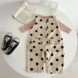 Kleinkind gepunkteter Strampler Set Detailansicht mit rosa Langarmshirt auf weißem Tisch.