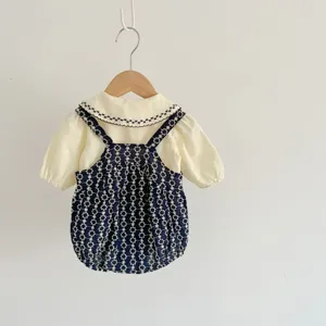 Detailansicht Baby Mädchen besticktes Oberteil und Jacquard Träger Strampler Set Baumwolle