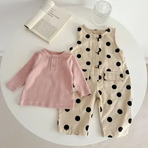 Süsses Baby Mädchen Kleidung Set Detail, rosa geripptes Langarm Oberteil und gepunkteter Jumpsuit.