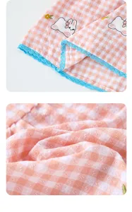 Niedliches Sommer Kleinkind Mädchen Karo Kleid Detail mit süßer Hasenstickerei und blauer Borte.