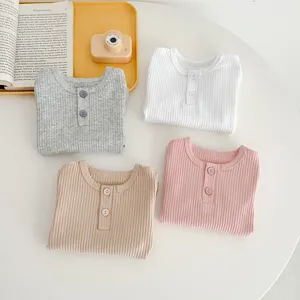 Dettaglio t-shirt neonato tinta unita a costine, dolce top in cotone girocollo per bambini.