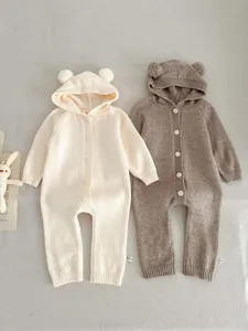 Lindo mameluco de punto para bebé con orejas de oso, jumpsuit suave de manga larga, estilo neutro.