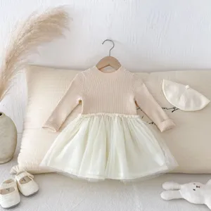 Dettaglio abito da principessa in tulle lavorato a maglia a maniche lunghe per bambina, stile caldo.
