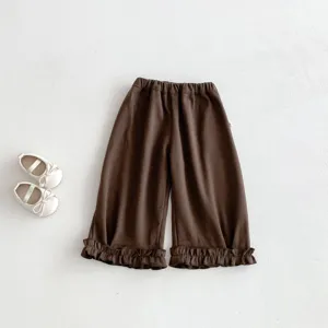 Pantalon droit marron pour tout-petit avec ourlets à volants doux, taille élastique confortable.